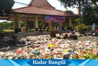 Tumpukan sampah di depan Pendopo (ist)