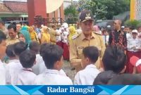 Bupati Lamongan Yuhronur Efendi saat membuka Pencanangan Sub PIN Polio yang dipusatkan di Pendopo Kecamatan Tikung, Senin (15/01/2024).  (IST)