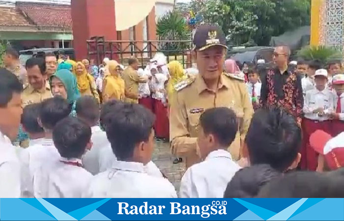 Bupati Lamongan Yuhronur Efendi saat membuka Pencanangan Sub PIN Polio yang dipusatkan di Pendopo Kecamatan Tikung, Senin (15/01/2024).  (IST)