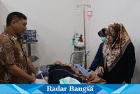 Bupati Mojokerto, Ikfina Fahmawati, menyambangi korban yang tertimpa pohon (ist)