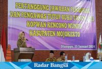 Bupati Mojokerto, Ikfina Fahmawati, saat menghadiri Rapat Anggota Tahunan (RAT) Koperasi Wanita (Kopwan) Kencono Wungu (IST)