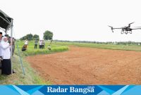 Gubernur Jawa Timur, Khofifah Indar Parawansa, saat uji coba  melakukan penanaman kedelai dengan menggunakan drone di lahan seluas 3,5 hektar di Desa Dlemer