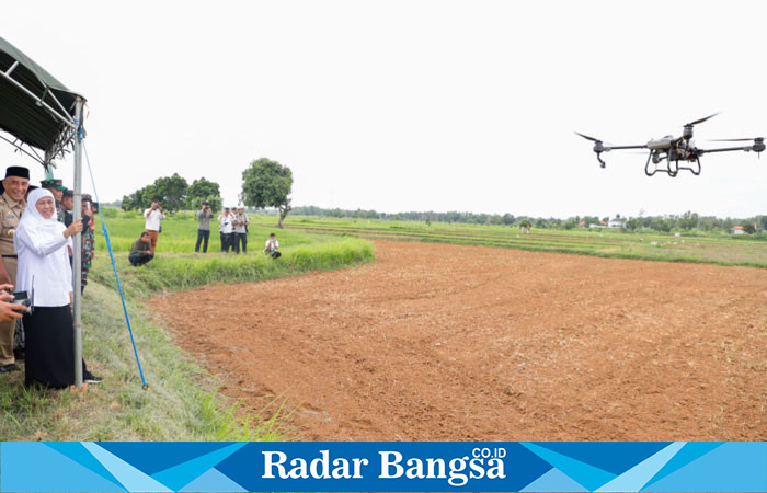 Gubernur Jawa Timur, Khofifah Indar Parawansa, saat uji coba  melakukan penanaman kedelai dengan menggunakan drone di lahan seluas 3,5 hektar di Desa Dlemer