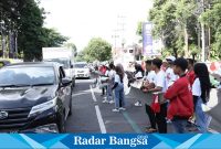 Komunitas Sego Anget (Seneng Ganjar Pranowo Banget) dan Sinar Gama (Sinergi Nahdiyyin bersama Ganjar Mahfud) bersama Relawan Ganjar Milenial Center (GMC) di Alun-alun Banyuwangi. Minggu, 21/1/2024. (Foto: Dok. media Center Sego Anget)