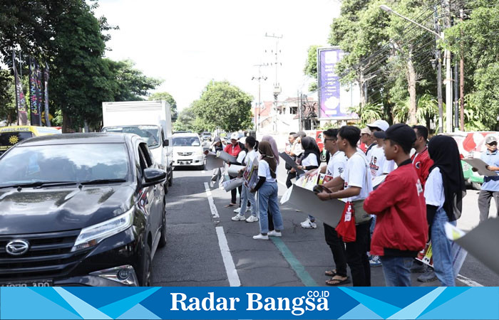 Komunitas Sego Anget (Seneng Ganjar Pranowo Banget) dan Sinar Gama (Sinergi Nahdiyyin bersama Ganjar Mahfud) bersama Relawan Ganjar Milenial Center (GMC) di Alun-alun Banyuwangi. Minggu, 21/1/2024. (Foto: Dok. media Center Sego Anget)