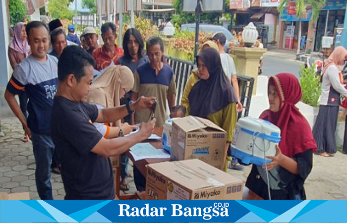 Terlihat KPM saat menerima Bansos Rice Cooker (Alat Listrik) (IST)