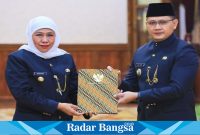 Gubernur Jawa Timur Khofifah Indar Parawansa saat menyerahkan Surat Keputusan Menteri Dalam Negeri Nomor 100.2.1.3-72 Tahun 2024 tentang Perpanjangan Masa Jabatan Penjabat (Pj) Walikota Batu (IST)