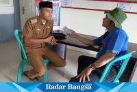 Kepala desa Karangwangi, kecamatan Cidaun, kabupaten Cianjur, provinsi Jawa Barat Tarna. AP sedang memaparkan pemikirannya tentang Bimtek KPPS saat dikonfirmasi di ruangan tamu kantor desa Karangwangi (Dok photo radarbangsa.co.id/AE Nasution)