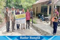 Tim monitoring dan evaluasi kecamatan Cidaun sedang melakukan monev pisik inprastruktur jalan di dampingi kades Sunadi bersama sejumlah perangkat desa Karyabakti sekaligus melakukan pengukuran bangunan (Dok photo RadarBangsa.co.id/AE Nasution)