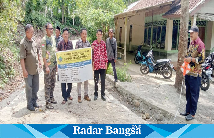 Tim monitoring dan evaluasi kecamatan Cidaun sedang melakukan monev pisik inprastruktur jalan di dampingi kades Sunadi bersama sejumlah perangkat desa Karyabakti sekaligus melakukan pengukuran bangunan (Dok photo RadarBangsa.co.id/AE Nasution)