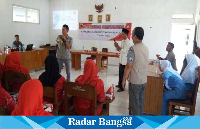 Camat Cidaun H. Koswara. S. Pd, M. Pd sedang membuka kegiatan pelatihan serta menyampaikan materi pembinaan kader posyandu desa Cidamar (Dok photo RadarBangsa.co.id/AE Nasution)