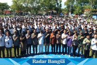 Photo bersama KPU RI Parsada Harahap, DKPP RI Tio, KPU Provinsi Jabar, KPU Kabupaten Cianjur, Forkopimcam Cidaun, PPK, Panwaslu Cidaun, PPS secidaun, 1.463 KPPS ba'da pelantikan di lapangan hijau Jayanti kecamatan Cidaun. (Dok photo Radarbangsa.co.id/AE Nasution)