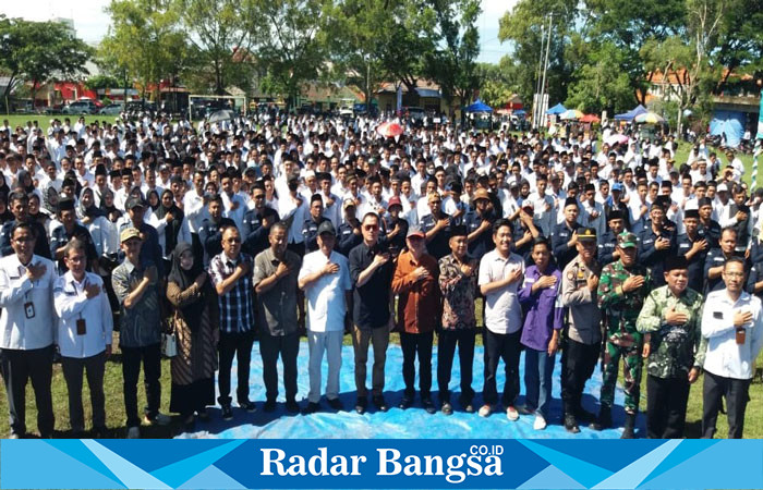 Photo bersama KPU RI Parsada Harahap, DKPP RI Tio, KPU Provinsi Jabar, KPU Kabupaten Cianjur, Forkopimcam Cidaun, PPK, Panwaslu Cidaun, PPS secidaun, 1.463 KPPS ba'da pelantikan di lapangan hijau Jayanti kecamatan Cidaun. (Dok photo Radarbangsa.co.id/AE Nasution)