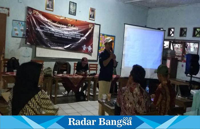 Ketua Panitia Pemilihan Suara (PPS) desa Cidamar Dudung Yosep sedang menyampaikan sambutan sebelum membuka secara resmi Bimbingan Teknis (BIMTEK) Kelompok Penyelenggara Pemungutan Suara (KPPS) desa Cidamar. (Dok photo RadarBangsa.co.id/AE Nasution)