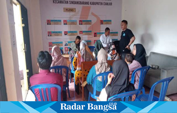 Sejumlah peserta pendaftaran calon pengawas Tempat Pemilihan Suara (PTPS) untuk wilayah Panwaslu Sindangbarang sedang menempati kursi pendaftar di ruang pendaftaran atau ruang tunggu. (Dok foto RadarBangsa.co.id/AE Nasution)