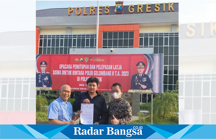 Pelapor Wahyu Novendra Putra (tengah) didampingi Kuasa Hukumnya, Aria Duta (kiri) dan Novaldan seusai diperiksa oleh Penyidik Satreskrim Polres Gresik, Jumat (05/01/2024) (Foto : Dok Pribadi Aria Duta)