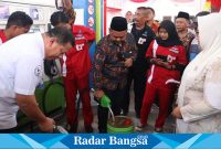 Bupati Gresik, Fandi Akhmad Yani, saat meresmikan Stasiun Pengisian Bahan Bakar Umum Nelayan (SPBUN) di Desa Lumpur, Kecamatan Gresik, pada Kamis (11/01).  (IST)