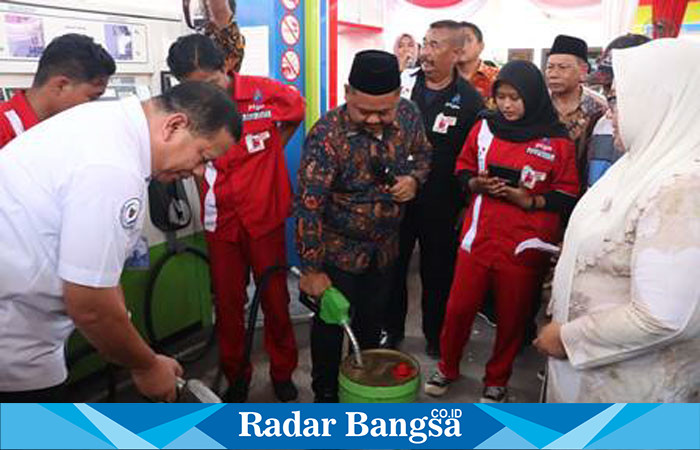 Bupati Gresik, Fandi Akhmad Yani, saat meresmikan Stasiun Pengisian Bahan Bakar Umum Nelayan (SPBUN) di Desa Lumpur, Kecamatan Gresik, pada Kamis (11/01).  (IST)