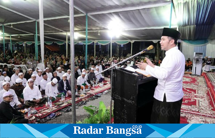 Wakil Gubernur Jawa Timur Emil Elestianto Dardak menghadiri peringatan Haul ke-23 Almarhum KH M Damanhuri Romly. di Pondok Pesantren Zainul Hasan Genggong Probolinggo pada Selasa (2/1) malam (IST)