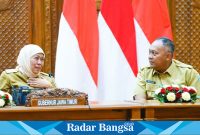 (Kanan) Gubernur Khofifah dan (kiri)  Inspektur Provinsi Jawa Timur Hendro Gunawan 