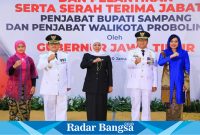 (tengahGubernur Jawa Timur, Khofifah Indar Parawansa (IST)