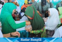 Gubernur Jawa Timur, Khofifah Indar Parawansa, menggelar operasi pasar murah di City Forest and Farm, Kabupaten Jember, pada Rabu (31/01).  (IST)