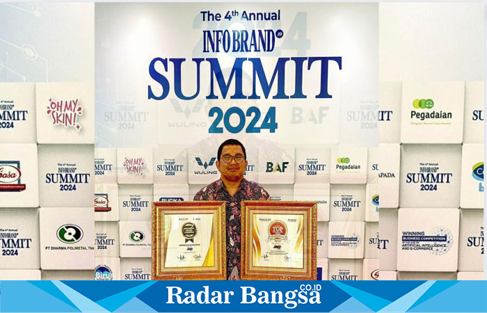 Kurnia Nugraha selaku Head Media Communication menerima penghargaan Indonesia Brand Champion dan Indonesia TOP Digital PR Award 2019-2023 di JS Luwansa Hotel, Jakarta Selatan (18/1). (IST)