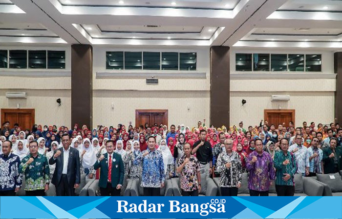 Seminar perizinan praktik kesehatan perlindungan hokum tenaga kesehatan dan deklarasi organisasi kesehatan di Kabupaten Lamongan, Sabtu (20/1) di aula Gadjah Mada Pemkab Lt.7. (ist)
