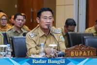 Bupati Lamongan, Yuhronur Efendi, saat menjelaskan kepada Satgas KPK Wilayah 3.2 Wahyudi dalam zoom koordinasi pencegahan dan pemberantasan korupsi di Jawa Timur Korwil II, Selasa (30/1/2024), di ruang Command Center Pemkab Lt.3. (IST)