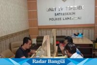 Dua orang warga Desa Sukoanyar Kecamatan Turi Kabupaten Lamongan saat melaporkan Kades dan Ketua Pokmas ke Polres Lamongan (ist)