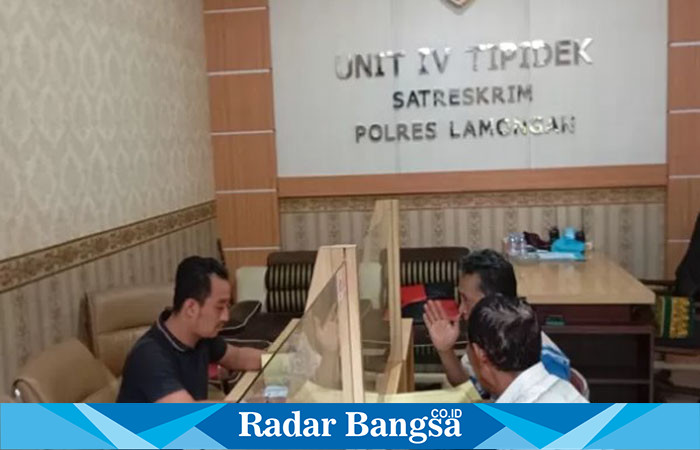 Dua orang warga Desa Sukoanyar Kecamatan Turi Kabupaten Lamongan saat melaporkan Kades dan Ketua Pokmas ke Polres Lamongan (ist)