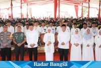 Gubernur Jawa Timur, Khofifah Indar Parawansa,  saat menghadiri prosesi Wisuda Tahfidz Al-Qur’an Gerakan Lamongan Menghafal (GLM) Tahun 2024 di Alun-Alun Kabupaten Lamongan pada Senin (22/01) (IST)