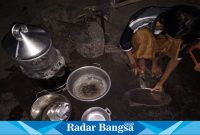 Tukang Sayang, Bang Rosid Alhamidi, ketika membenahi dandang bakso yang rusak, Rabu sore (31/1/2024). (Dok Riyaman/Radarbangsa.co.id).