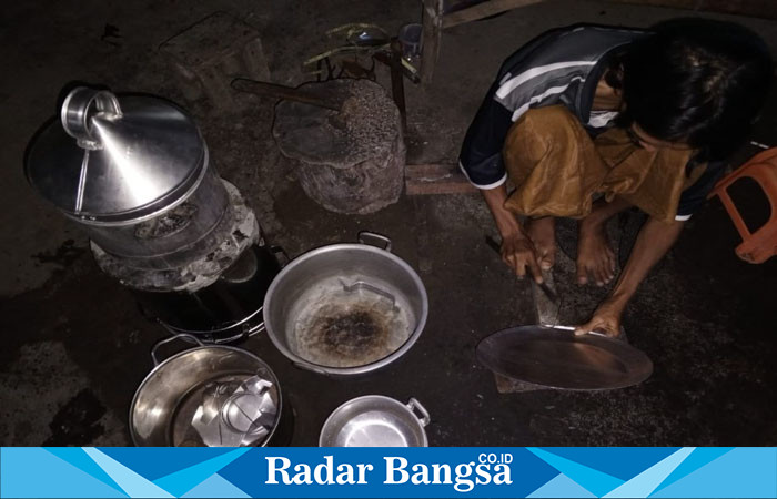 Tukang Sayang, Bang Rosid Alhamidi, ketika membenahi dandang bakso yang rusak, Rabu sore (31/1/2024). (Dok Riyaman/Radarbangsa.co.id).