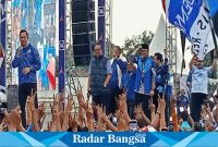 Ketua Majelis Tinggi Partai Demokrat, Susilo Bambang Yudhoyono (SBY), dan Ketua Umum Partai Demokrat, Agus Harimurti Yudhoyono (AHY) ketika berorasi di atas panggung, di Stadion Lumajang, Jum'at (26/1). (Dok Riyaman/Radarbangsa.co.id).