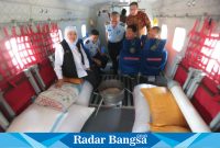 Gubernur Jawa Timur Khofifah Indar Parawansa bersama Komandan Lanud Abdulrachman Saleh, Marsma TNI Firman Wirayuda, melakukan kegiatan penebaran benih melalui udara di kawasan  Arjuno-Welirang, pada Kamis (25/1)  (IST)