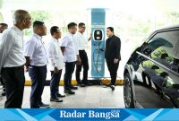 Menteri Badan Usaha Milik Negara Erick Thohir (kanan), bersama Direktur Utama PLN Darmawan Prasodjo (dua dari kanan), Sekretaris Kementerian BUMN, Rabin Indrajad Hattari (tiga dari kanan), Deputi Bidang Sumber Daya Manusia, Teknologi dan Informasi Kementerian BUMN Tedi Bharata (dua dari kiri), Deputi Bidang Hukum dan Perundang-undangan Kementerian BUMN Robertus Billitea (kiri), dan General Manager PLN Unit Induk Distribusi Jakarta Raya Lasiran (tiga dari kiri) saat meninjau pengisian daya kendaraan listrik di halaman Kantor Kementerian BUMN, Jakarta, Rabu (3/1). (IST)