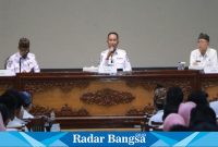 Penjabat (Pj) Bupati Probolinggo Ugas Irwanto memimpin rapat koordinasi program prioritas  (IST)