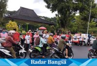 Komunitas Sego Anget (Seneng Ganjar Pranowo Banget) dan Sinar Gama (Sinergi Nahdiyyin bersama Ganjar Mahfud) saat melakukan canvassing di Area Gerbong Maut Bondowoso. Senin, 22/1/2024. (Foto: Media Center Sego Anget)