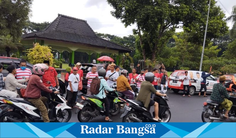 Komunitas Sego Anget (Seneng Ganjar Pranowo Banget) dan Sinar Gama (Sinergi Nahdiyyin bersama Ganjar Mahfud) saat melakukan canvassing di Area Gerbong Maut Bondowoso. Senin, 22/1/2024. (Foto: Media Center Sego Anget)
