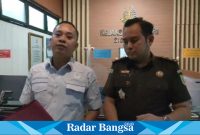 Kasi Intel dan Kasi Pidsus membarikan komfermasi atas penahanan Karyawan PDAM ,Selasa (2/1) di Kejaksaan (Foto : Radar bangsa)