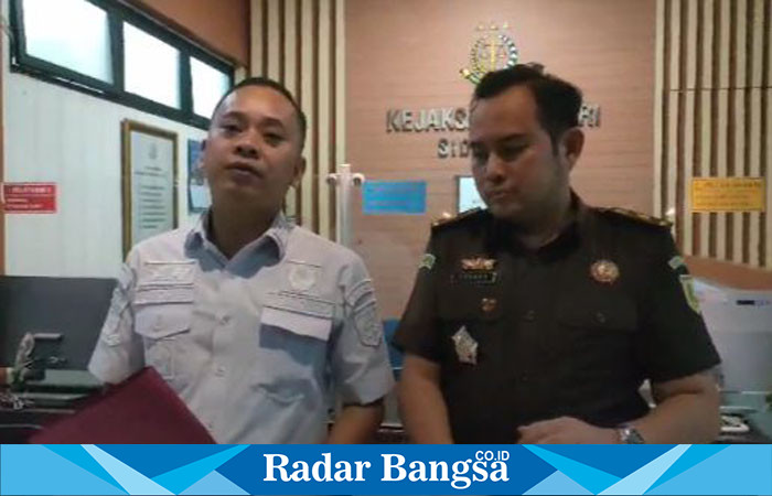 Kasi Intel dan Kasi Pidsus membarikan komfermasi atas penahanan Karyawan PDAM ,Selasa (2/1) di Kejaksaan (Foto : Radar bangsa)