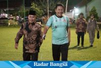 Wakil Bupati Sidoarjo, Subandi, saat bersama Kepala Desa Pagerwojo, Mulyono, di  Lapangan Desa Pagerwojo  Jumat malam (12/1)  (Dok foto IST)