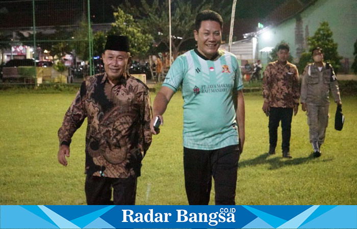 Wakil Bupati Sidoarjo, Subandi, saat bersama Kepala Desa Pagerwojo, Mulyono, di  Lapangan Desa Pagerwojo  Jumat malam (12/1)  (Dok foto IST)