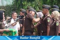 Kajari menyematkan penghargaan ,Senin(29/1) di Kejaksaan (Foto : Radarbangsa )