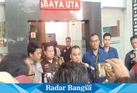  Kasi Intelijen Kejari Tanjung Perak, Jemmy Sandra (tengah) didampingi Kasi Pidsus, Ananto Tri Sudibyo (baju biru nomor dua dari kiri) sewaktu memberikan keterangan kepada awak media terkait perkara dugaan korupsi Koperasi Primer UPN Surabaya (Foto : FYW)