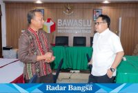 Pj Gubernur Jawa Timur, Adhy Karyono, saat meninjau gedung baru kantor Badan Pengawas Pemilu  Provinsi Jawa Timur (IST)