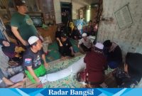 Saat almarhum Supadin (58) petugas PAM Linmas TPS 01 kampung Bojong Gede desa Muara Cikadu, kecamatan Sindangbarang, kabupaten Cianjur, provinsi Jawa Barat saat di kafani oleh pihak keluarga untuk di shalatkan dan kemudian dikebumikan. (Dok photo RadarBabgsa.co.id/AE Nasution)