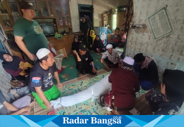 Saat almarhum Supadin (58) petugas PAM Linmas TPS 01 kampung Bojong Gede desa Muara Cikadu, kecamatan Sindangbarang, kabupaten Cianjur, provinsi Jawa Barat saat di kafani oleh pihak keluarga untuk di shalatkan dan kemudian dikebumikan. (Dok photo RadarBabgsa.co.id/AE Nasution)