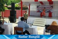 Ketua panitia pelaksana Ajang talenta, Olimpiade Olahraga Sains Nasional (O2SN) kecamatan Sindangbarang Eman. S. Pd T.A 2023/2024 saat berada di depan panggung Ajang Talenta Siswa SD (Dok photo RadarBangsa.co.id/AE_Nasution)